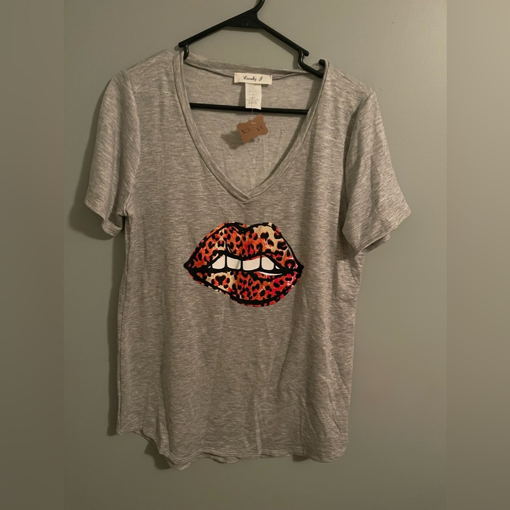 V-neck Leopard lip shirt